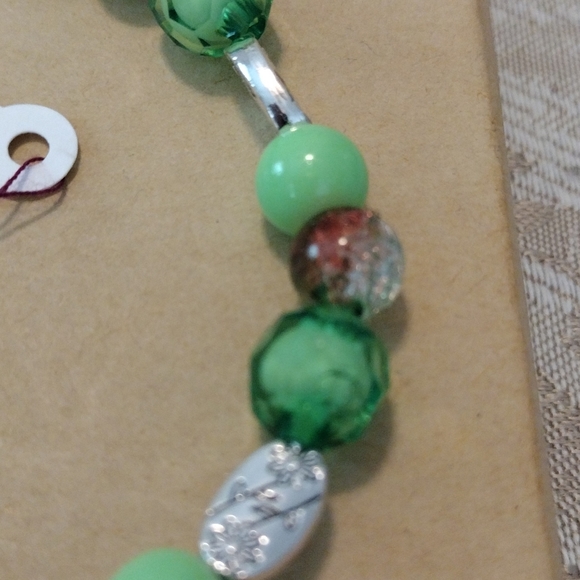 Artemis's Gems custom-made beaded bracelet with metal flower engraved charms - Picture 4 of 4